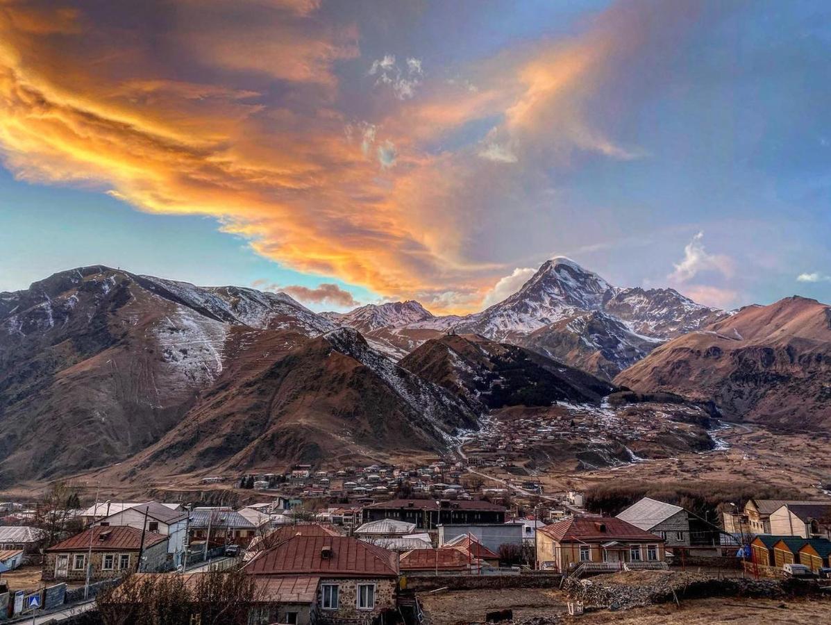 Alpine Lounge Boutique Hotel Kazbegi Bagian luar foto