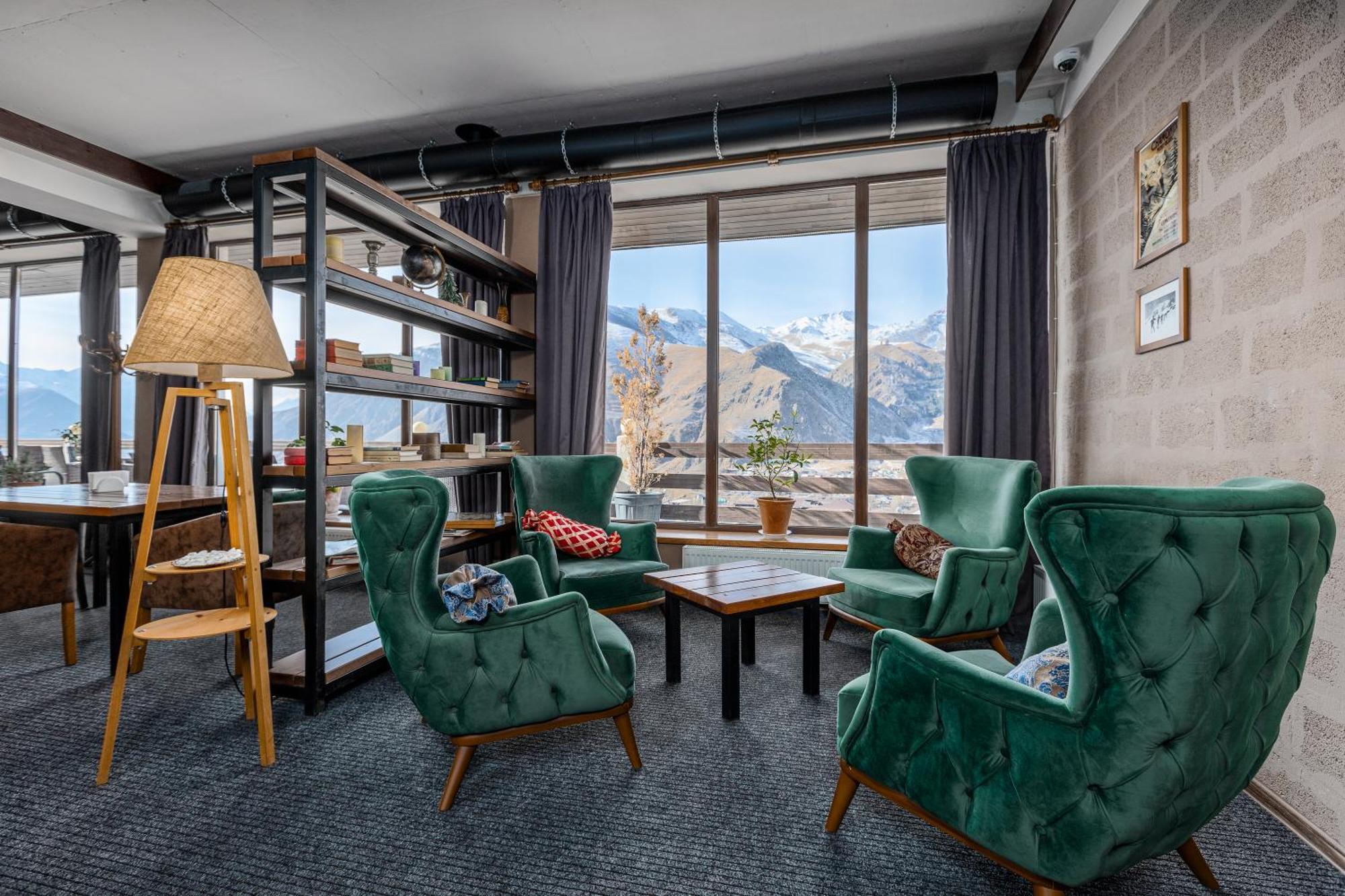 Alpine Lounge Boutique Hotel Kazbegi Bagian luar foto