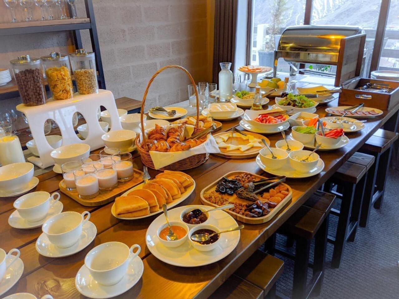 Alpine Lounge Boutique Hotel Kazbegi Bagian luar foto