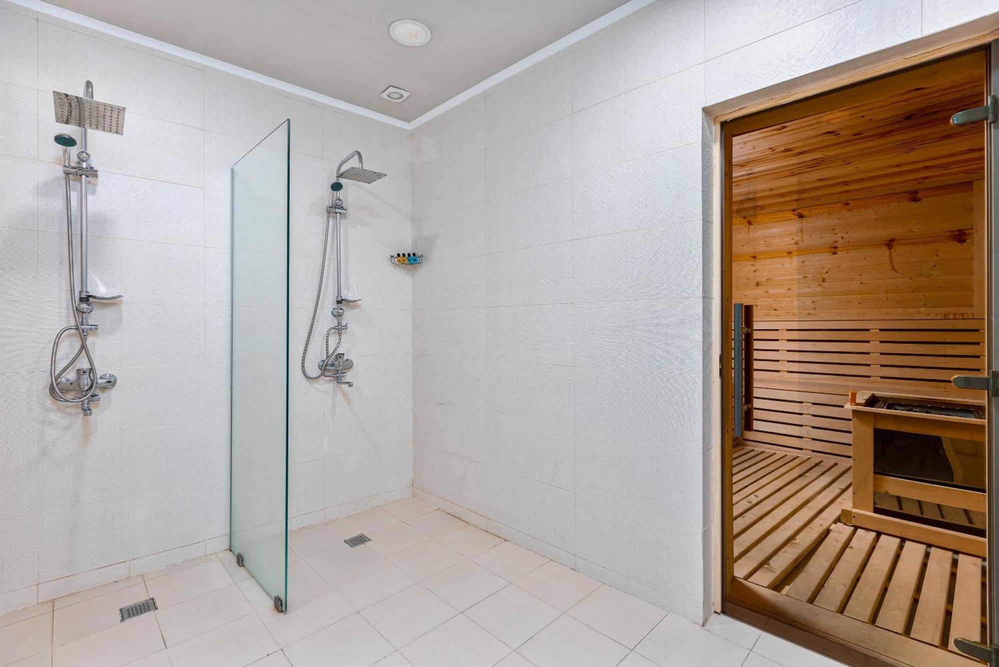 Alpine Lounge Boutique Hotel Kazbegi Bagian luar foto