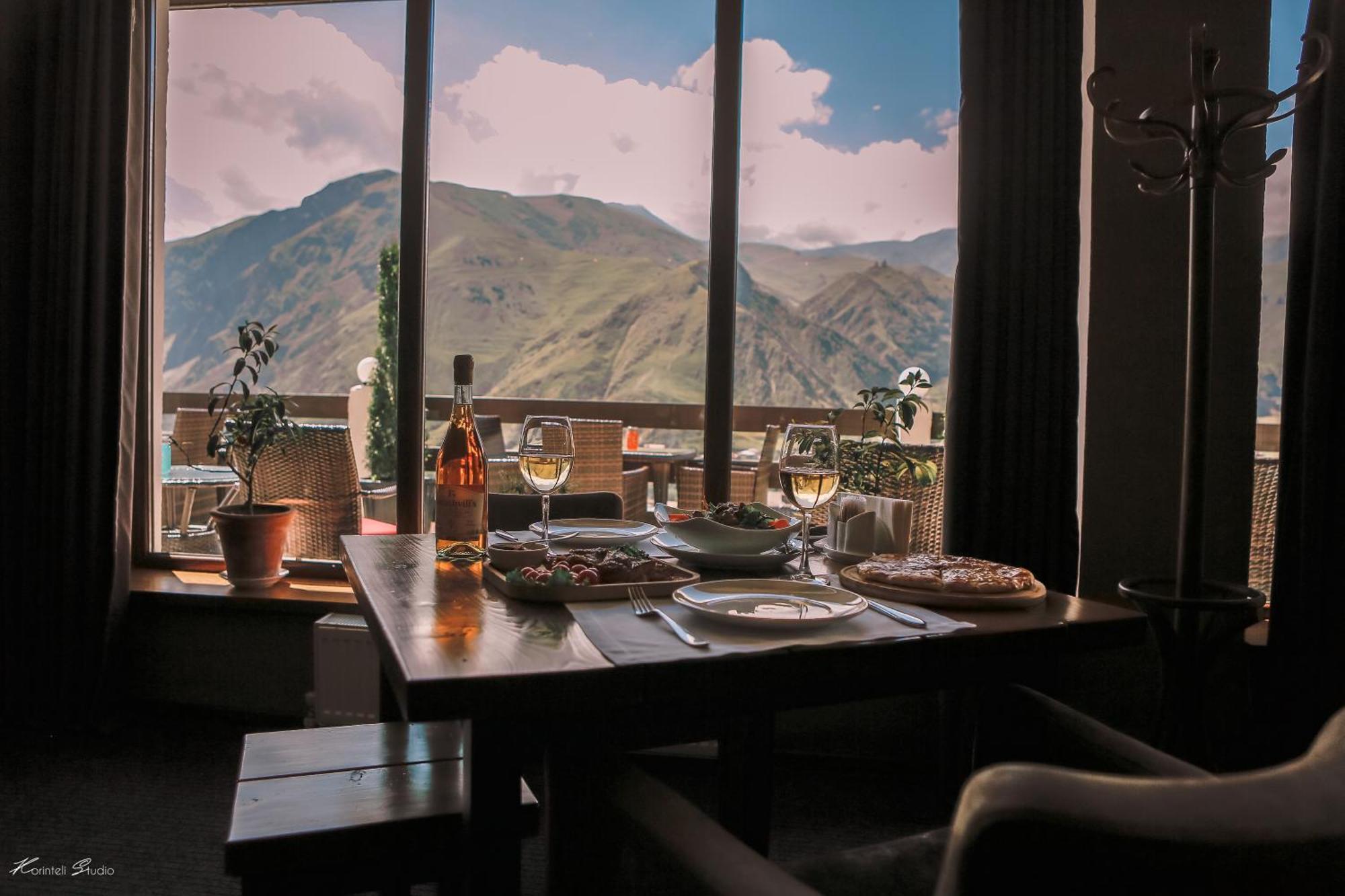 Alpine Lounge Boutique Hotel Kazbegi Bagian luar foto