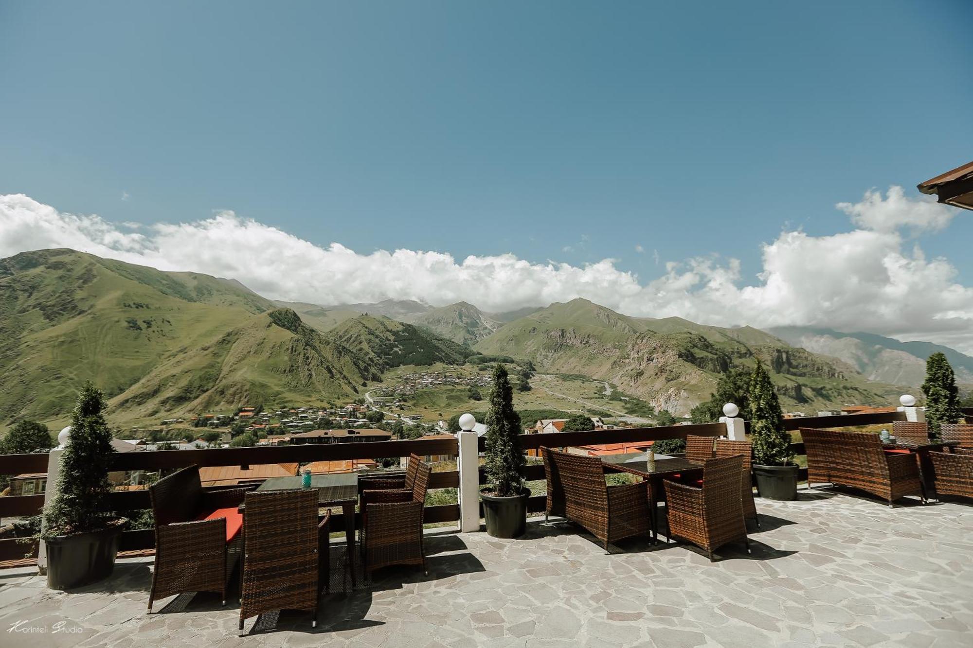 Alpine Lounge Boutique Hotel Kazbegi Bagian luar foto