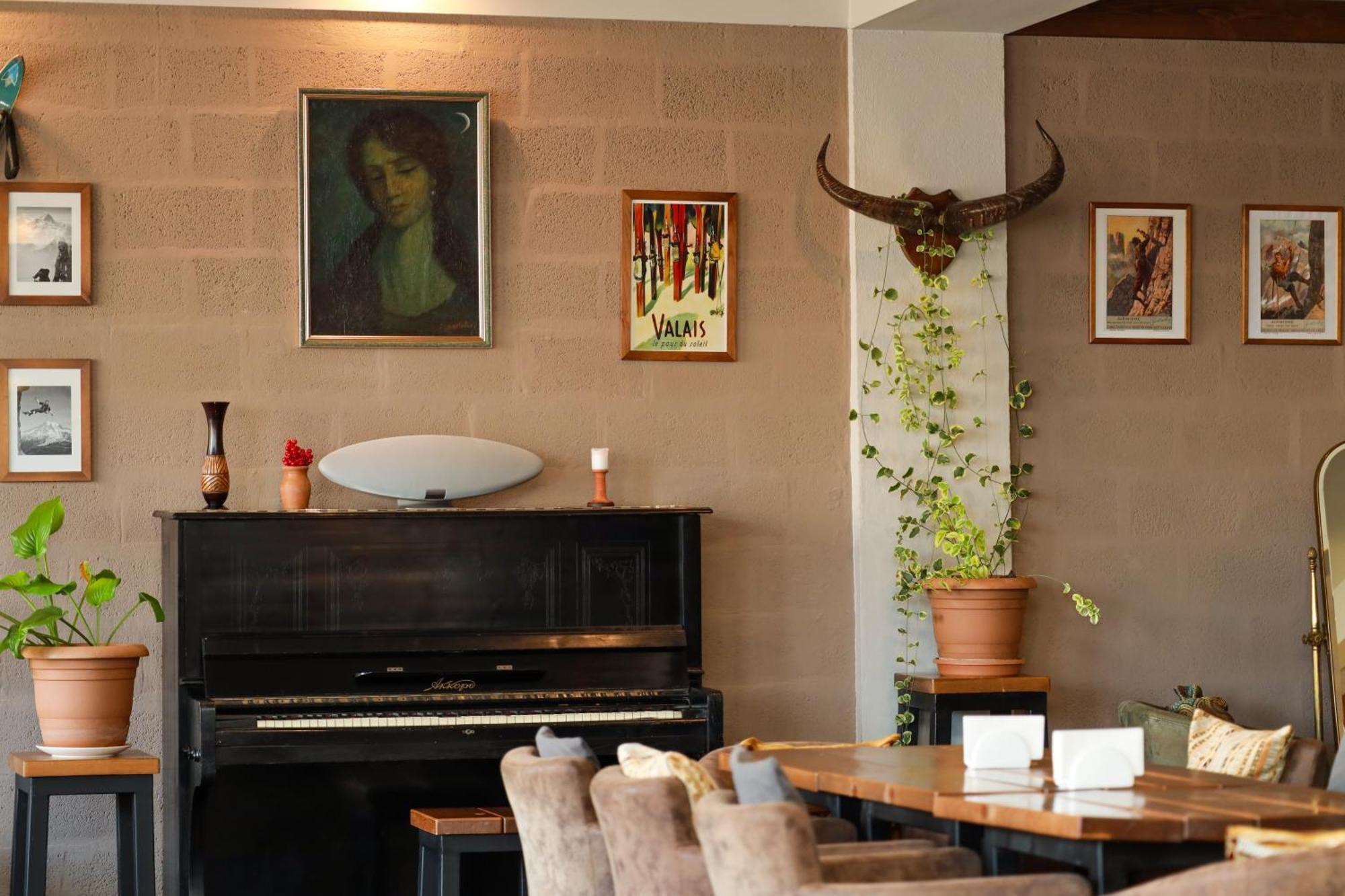Alpine Lounge Boutique Hotel Kazbegi Bagian luar foto