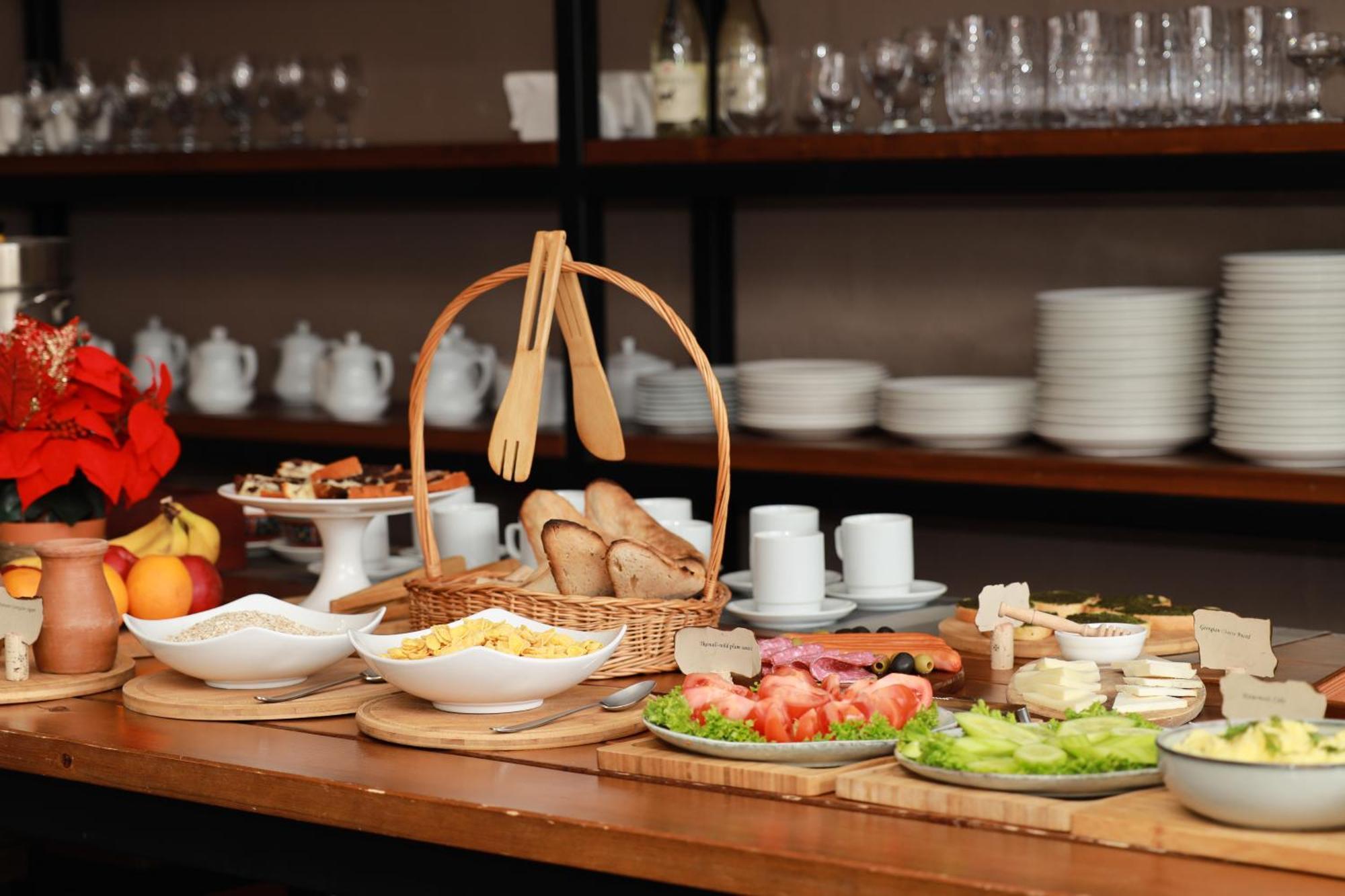 Alpine Lounge Boutique Hotel Kazbegi Bagian luar foto
