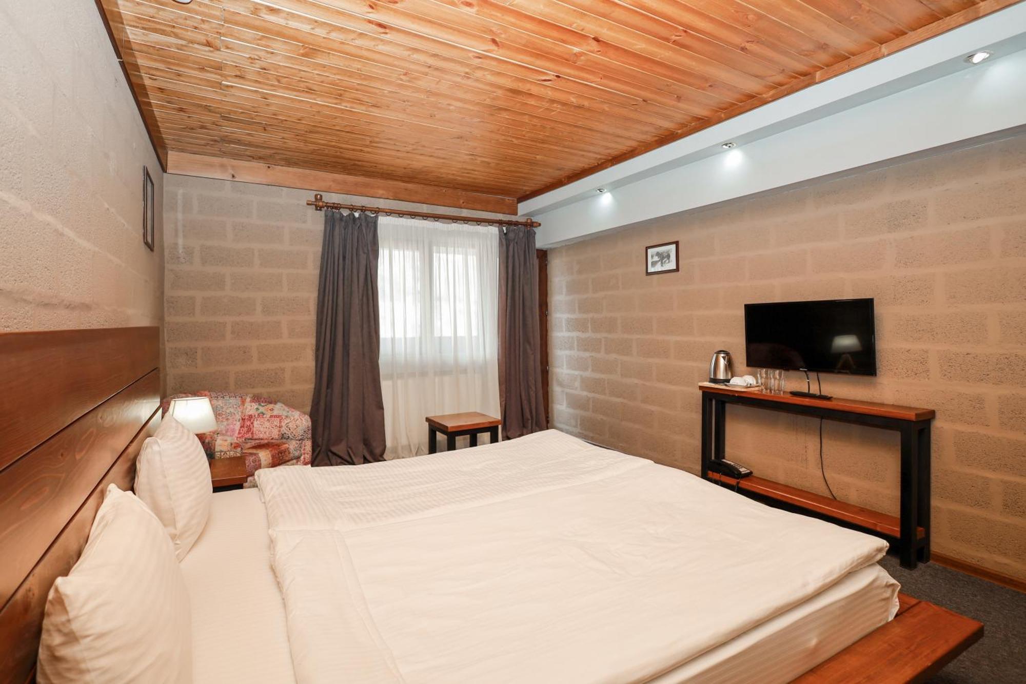 Alpine Lounge Boutique Hotel Kazbegi Bagian luar foto