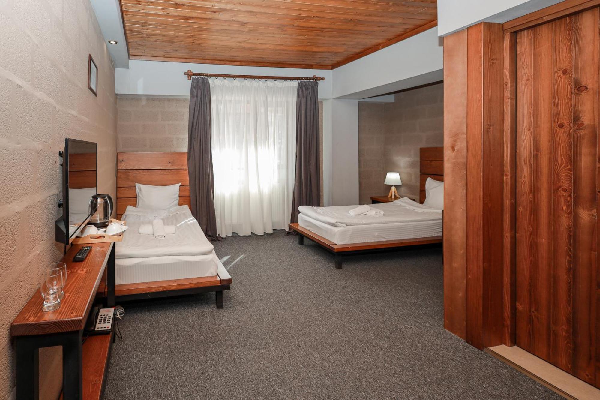Alpine Lounge Boutique Hotel Kazbegi Bagian luar foto