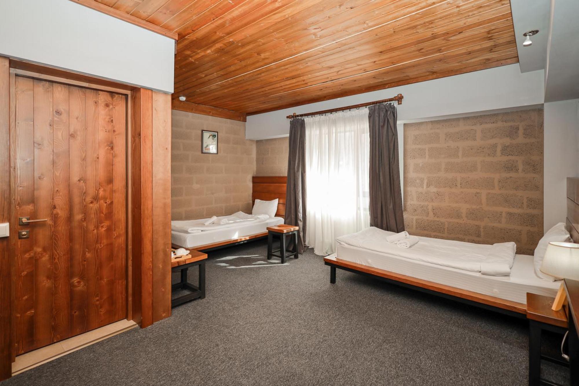 Alpine Lounge Boutique Hotel Kazbegi Bagian luar foto