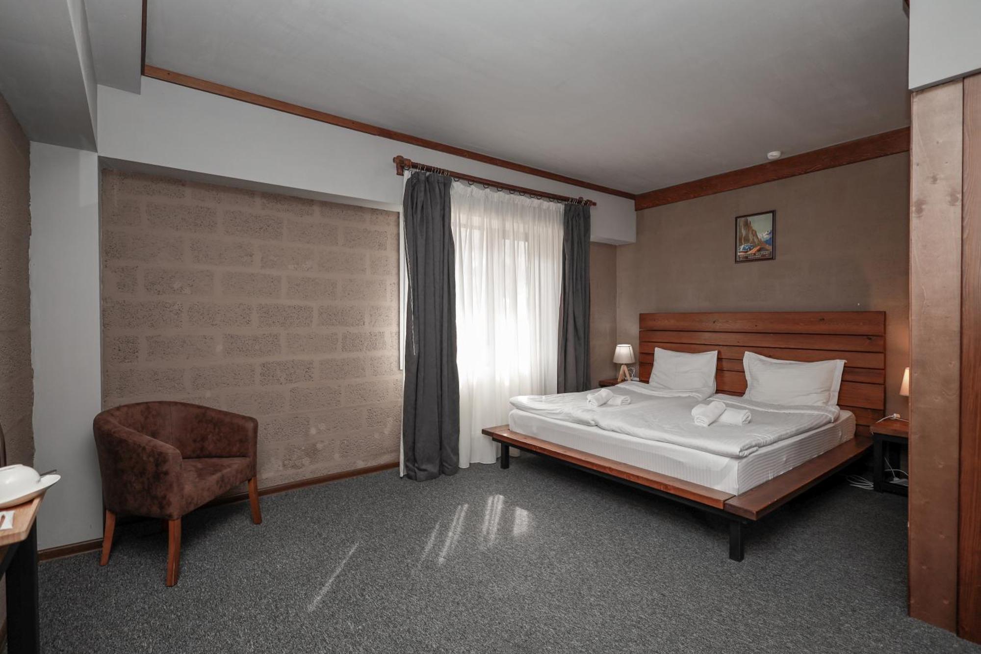 Alpine Lounge Boutique Hotel Kazbegi Bagian luar foto
